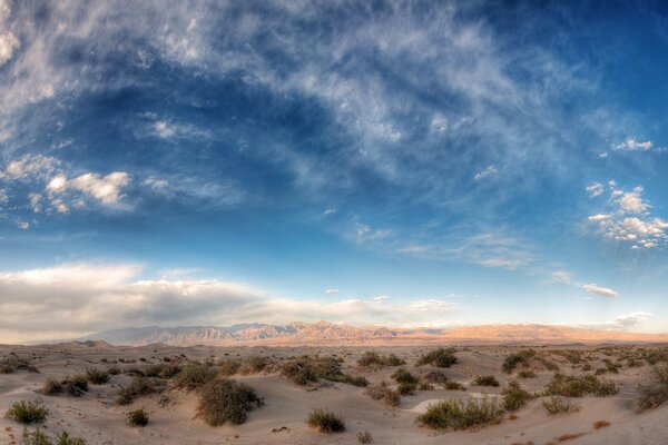 Deserto prima del tramonto. raggi del sole al tramonto sulle montagne