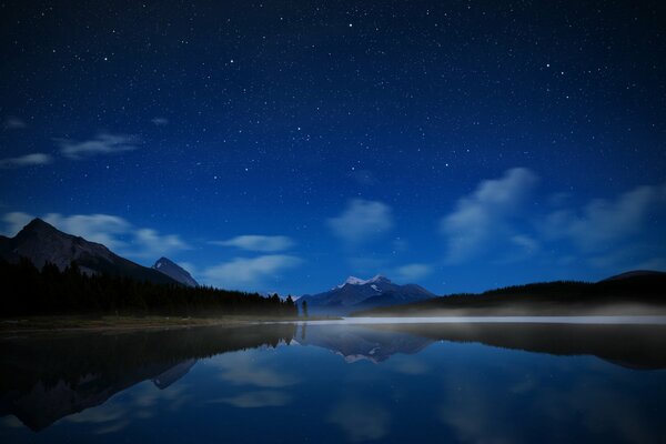 Ciel étoilé nocturne au-dessus du lac