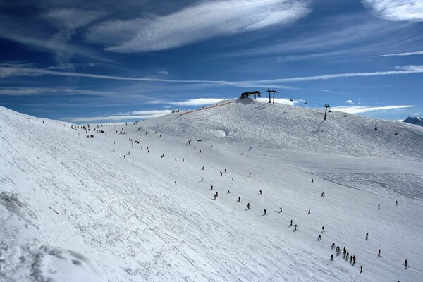 Esquiadores montando en las laderas cubiertas de nieve