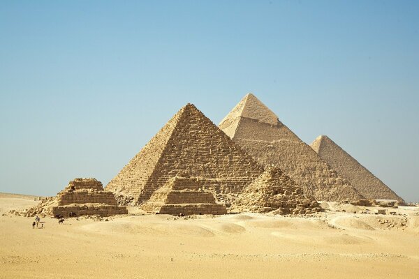 Ein Wahrzeichen Ägyptens in der Wüste. Ägyptische Pyramiden