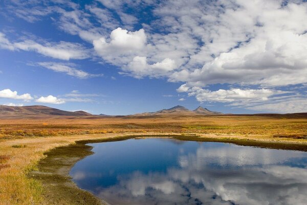 Wasser mit darin reflektierten Wolken