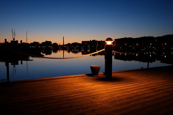 Quai du soir avec des lumières