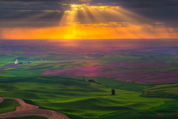 Plaine vallonnée au coucher du soleil