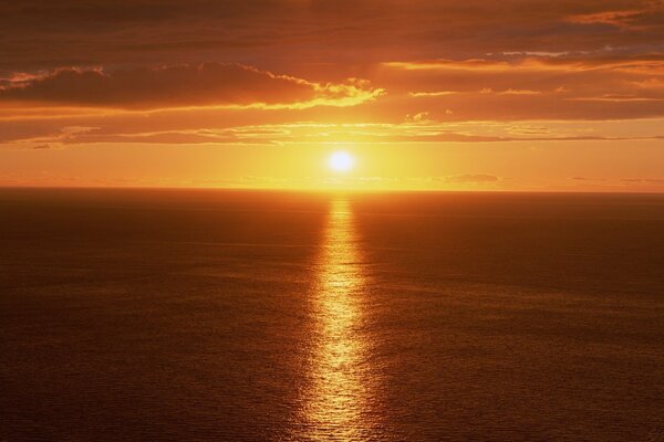 Der Sonnenuntergang spiegelt sich am Meer im Video der goldenen Spur wider