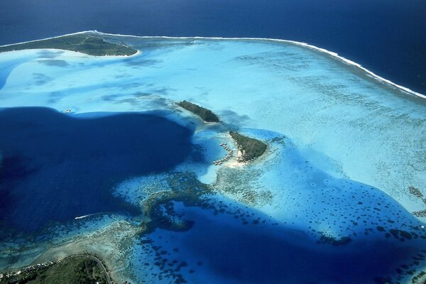 Blaues Wasser in Polynesien auf Bora Bora