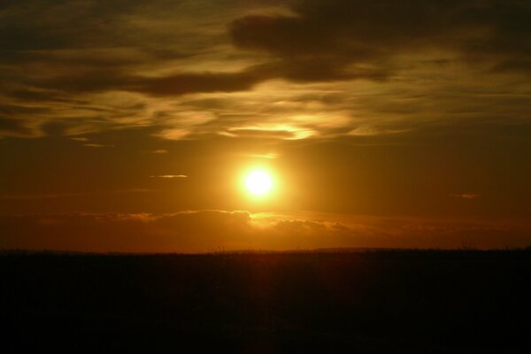 Coucher de soleil du soir. Steppe et soleil