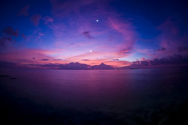 Coucher de soleil rose du soir au bord de la mer