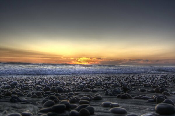 Costa de piedra en los rayos del atardecer