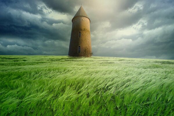 Torre en el campo. nubes en el cielo