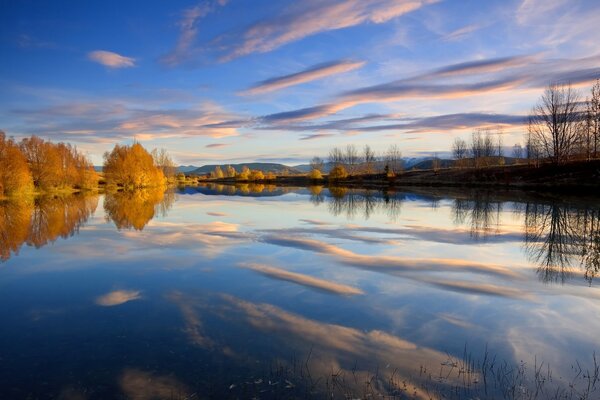 Herbstbäume spiegeln sich im See wider