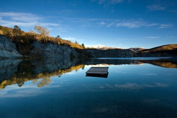 Image de l eau cristalline dans le lac sur fond de montagnes et de ciel