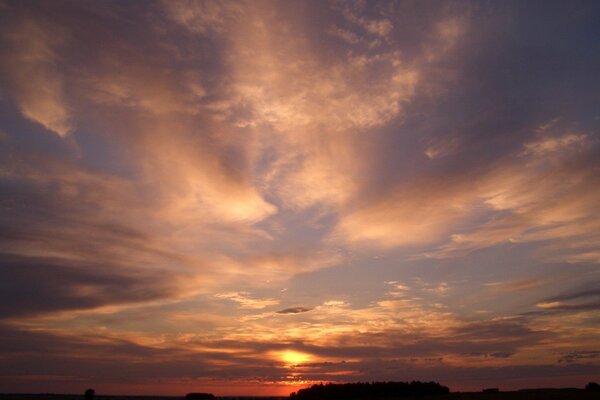 Sonnenaufgang über Himmel und Wolken