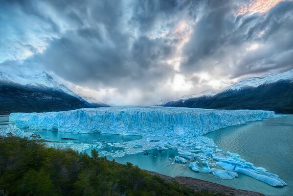 Azul sobre fondo azul y verde