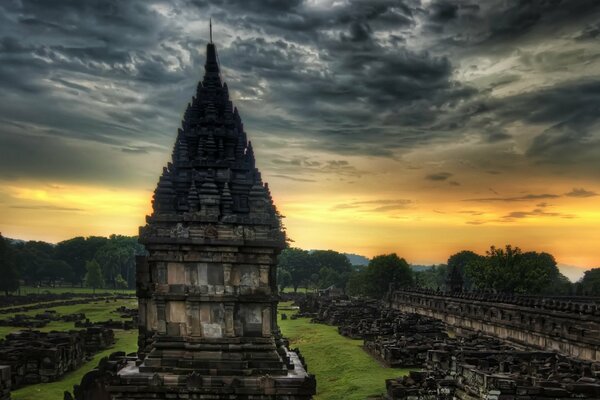 Temple indien par temps nuageux