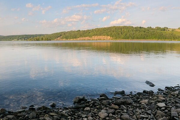 Hermosa orilla del lago de piedra