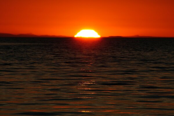 Das riesige Meer vor dem Hintergrund des Sonnenuntergangs