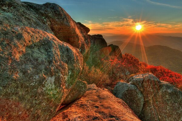 Puesta de sol en terreno rocoso