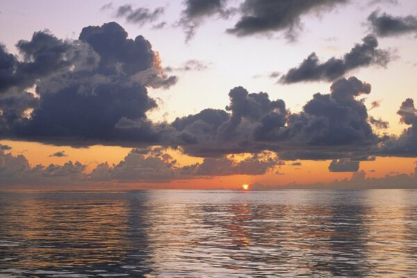 Hermosa puesta de sol sobre el agua