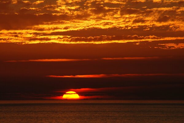 Coucher de soleil sanglant sur l océan Pacifique