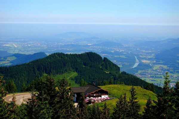 Maison à la périphérie avec vue sur les montagnes