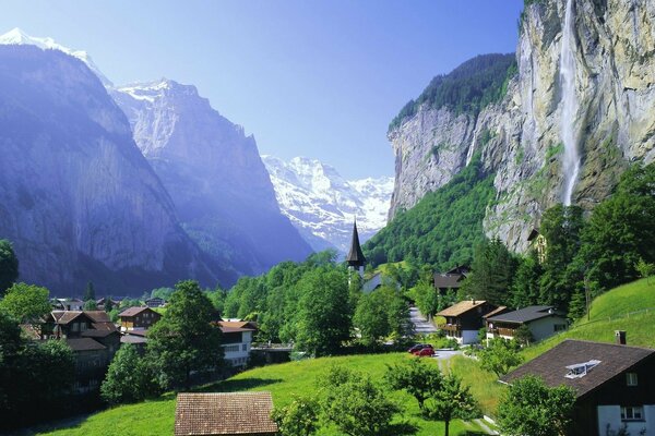 Un village confortable au milieu de belles montagnes