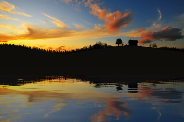 El cielo sobre el agua. cielo al atardecer. casa junto al agua