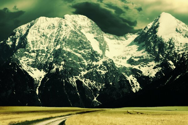 Der Weg in die Berge vor dem Gewitter