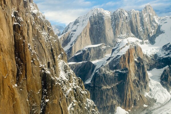 Altas montañas cubiertas de nieve contra el cielo azul