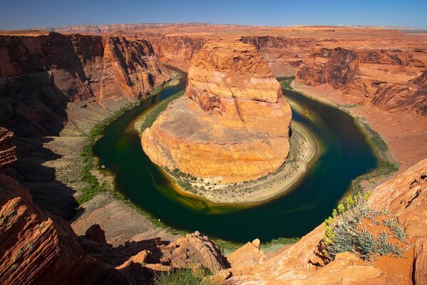 Un cañón en un acantilado en Arizona, un río que fluye