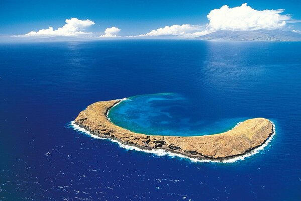 Île solitaire dans la mer bleue