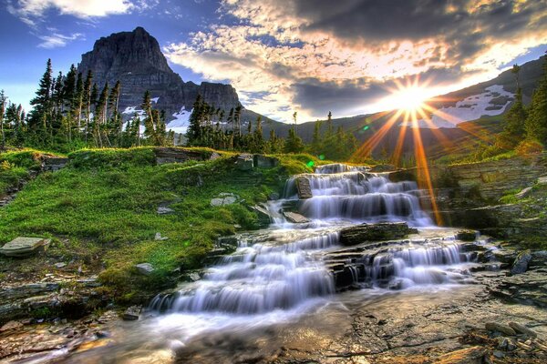 Tramonto mozzafiato tra le montagne e il fiume