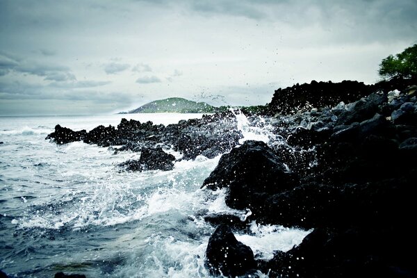 Tempesta in mare. L acqua batte contro le rocce