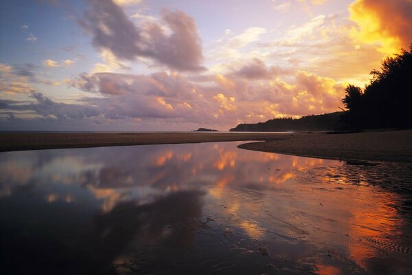 El cielo al atardecer se refleja en el río