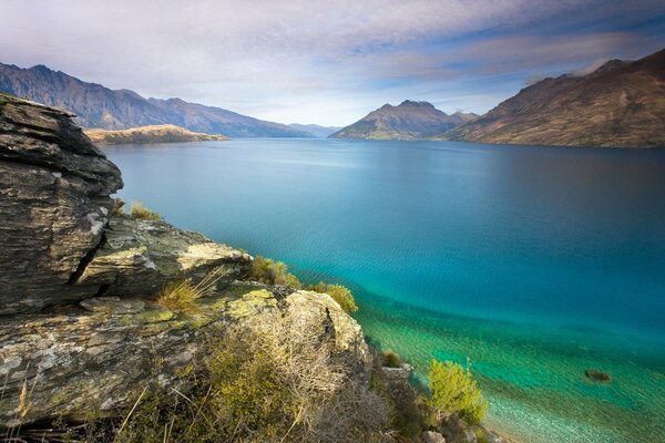 Bergsee mit blauem klarem Wasser