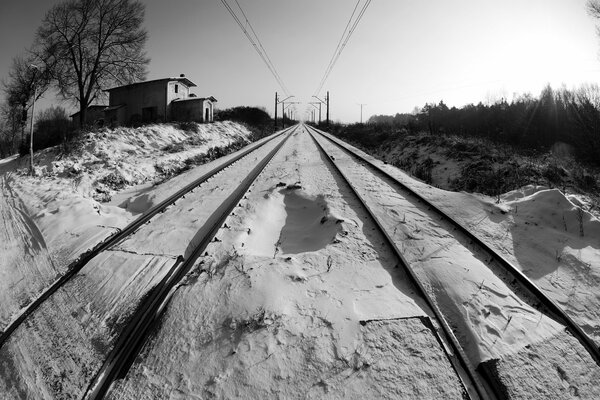 Chemin de fer noir et blanc dans le sable