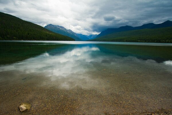 Lac propre et montagnes vertes