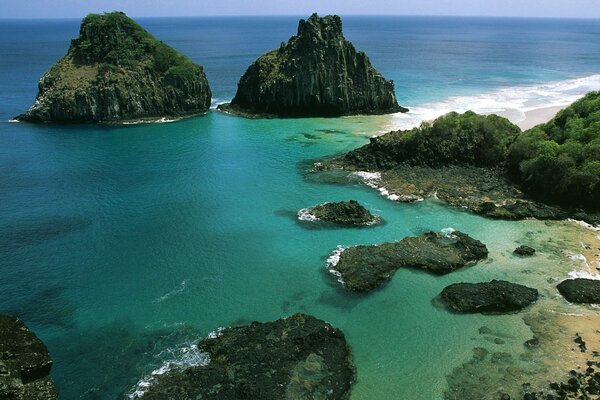 Rocce nel mare. mare blu. mare pulito