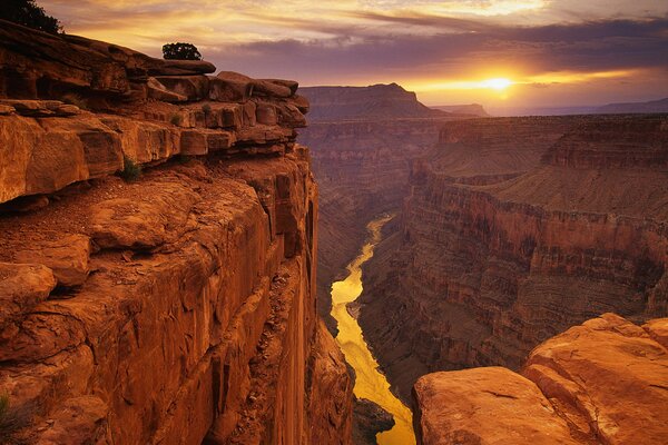 El famoso cañón rojo situado en los Estados Unidos de América en el fondo de la puesta de sol