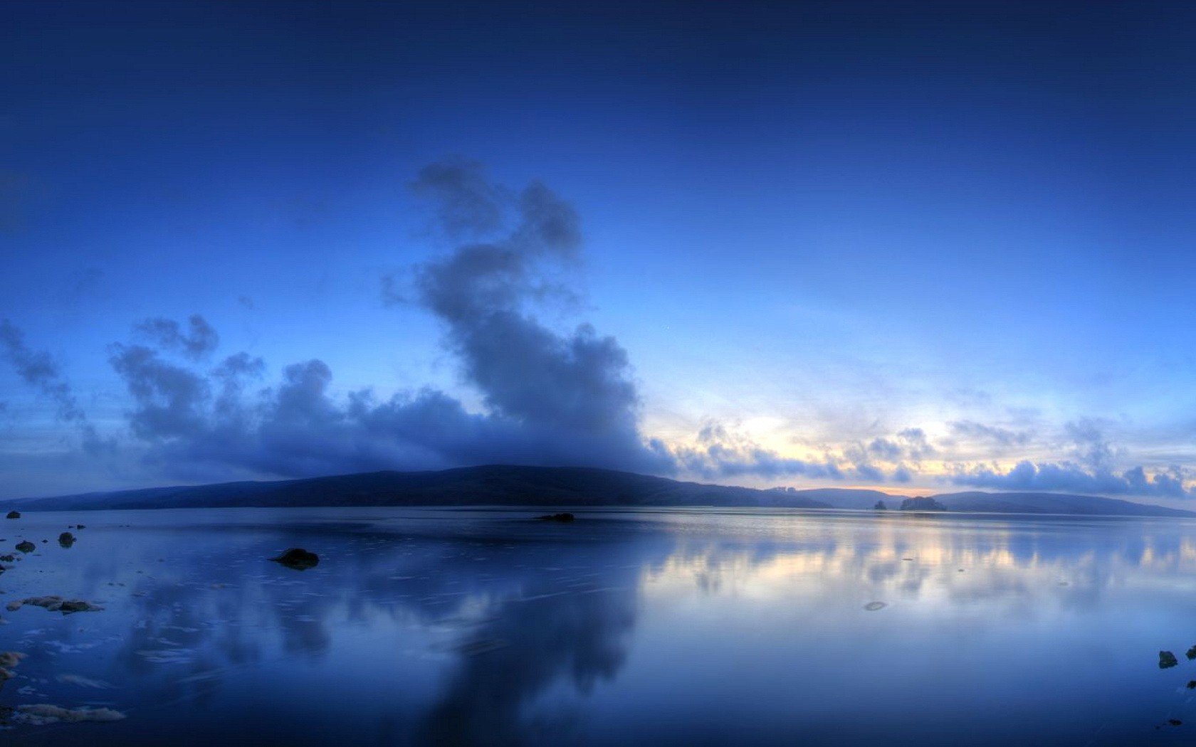 lac nuages bleu collines