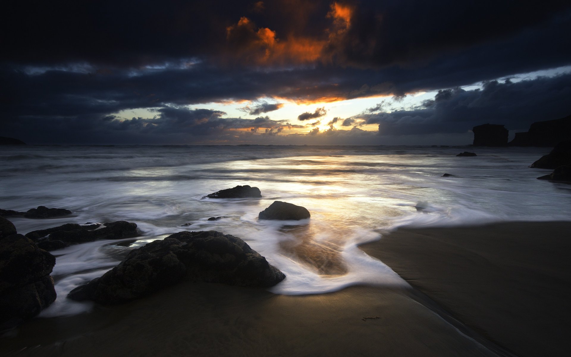 costa rocas nubes puesta de sol