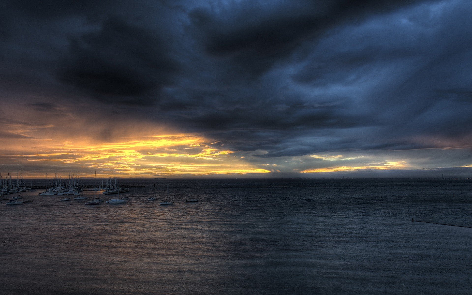 nuages mer bateaux obscurité