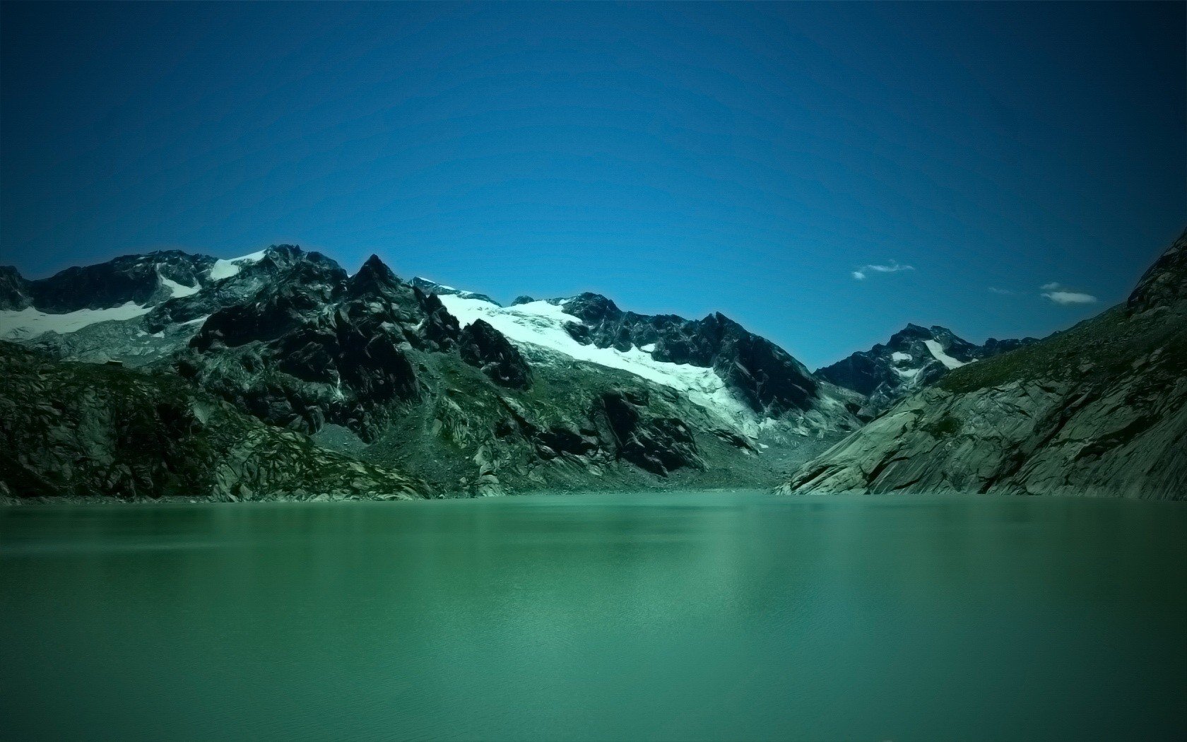 lago montañas verde