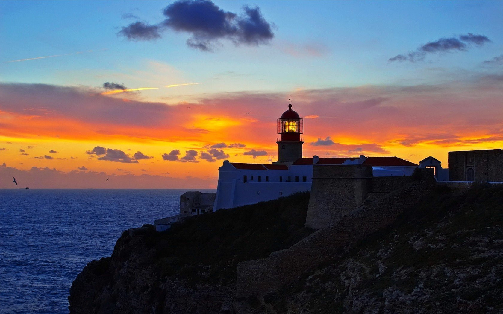 phare coucher de soleil nuages