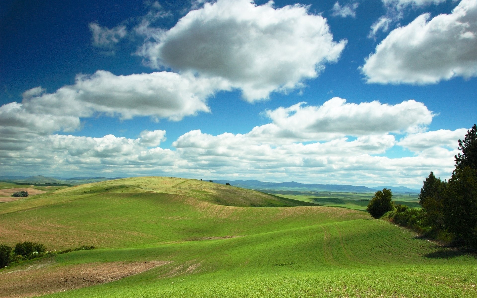 campo nuvole colline cielo