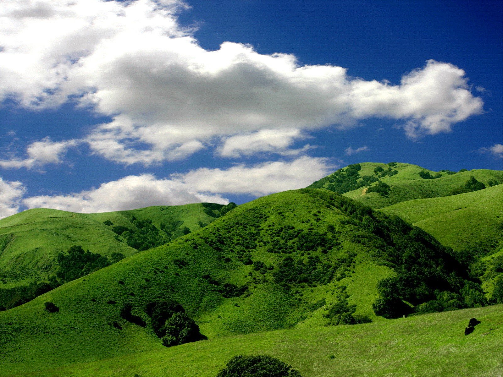 collines nuages ciel vert