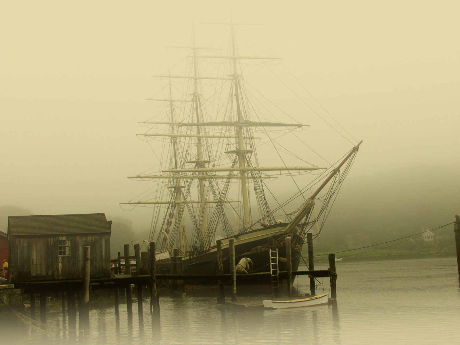 voilier quai brouillard