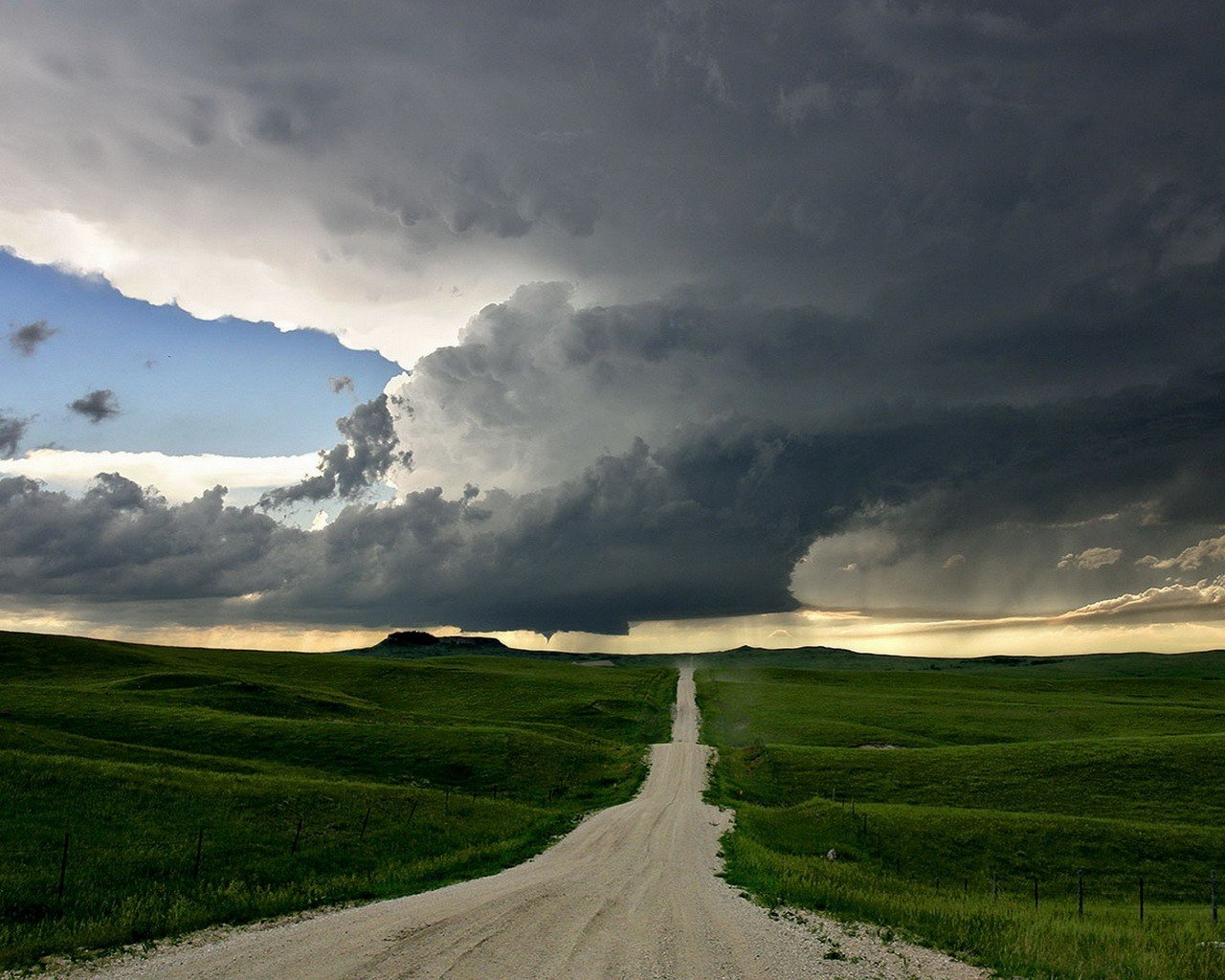 route nuages collines vert