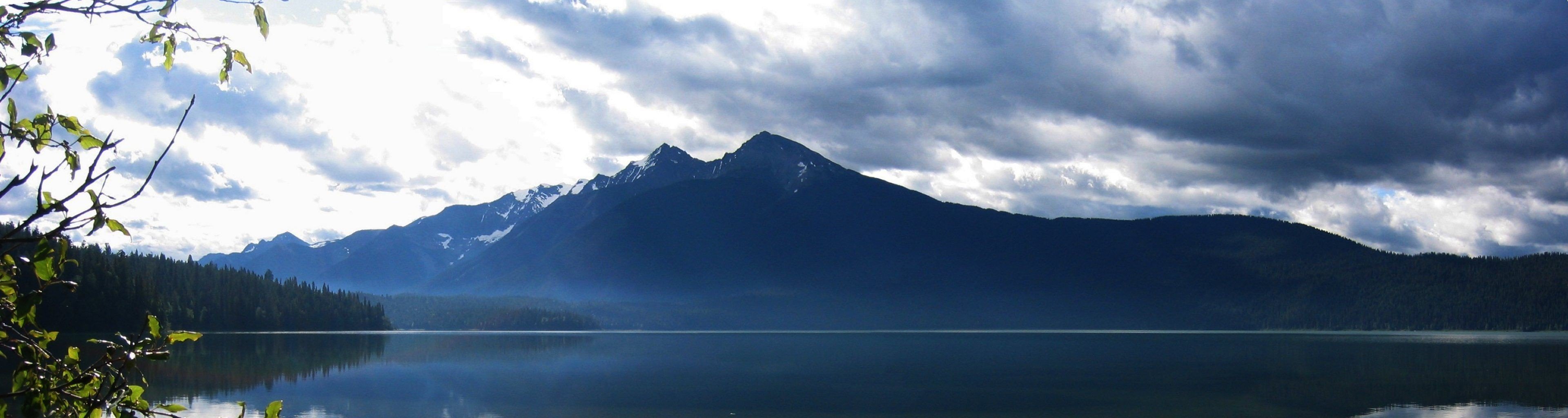 montañas agua bosque