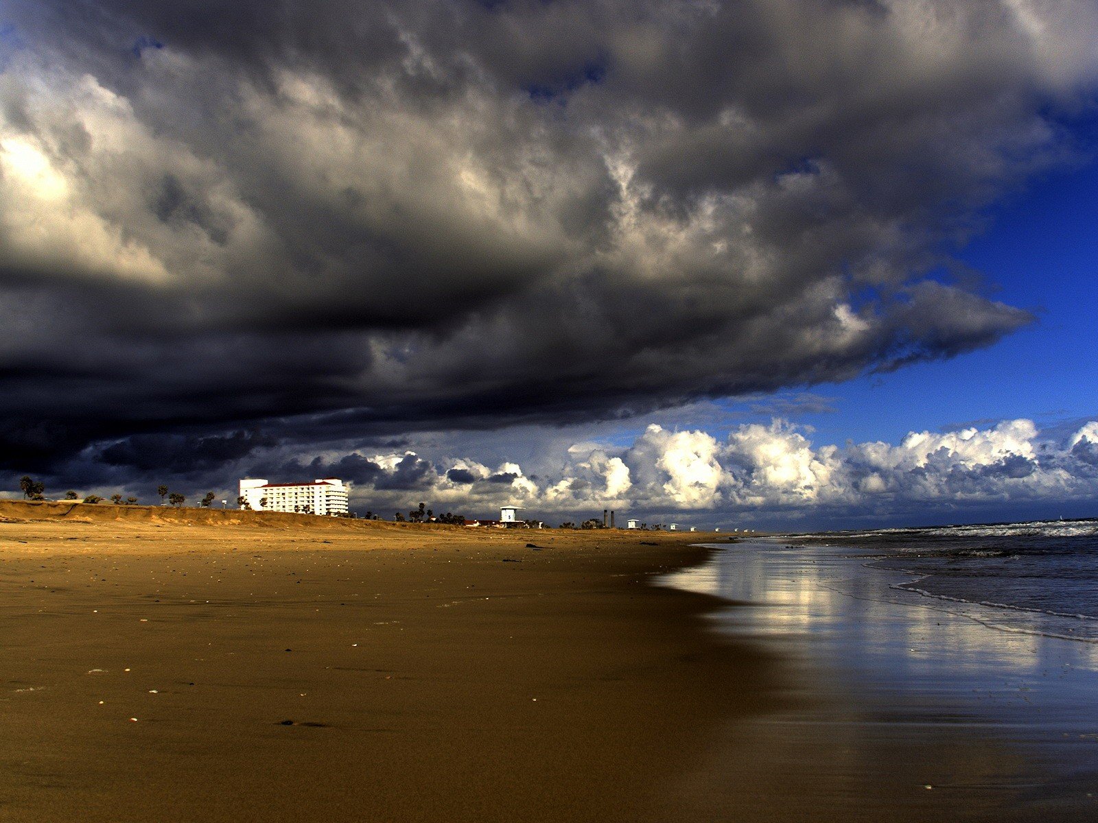 costa nuvole tempesta