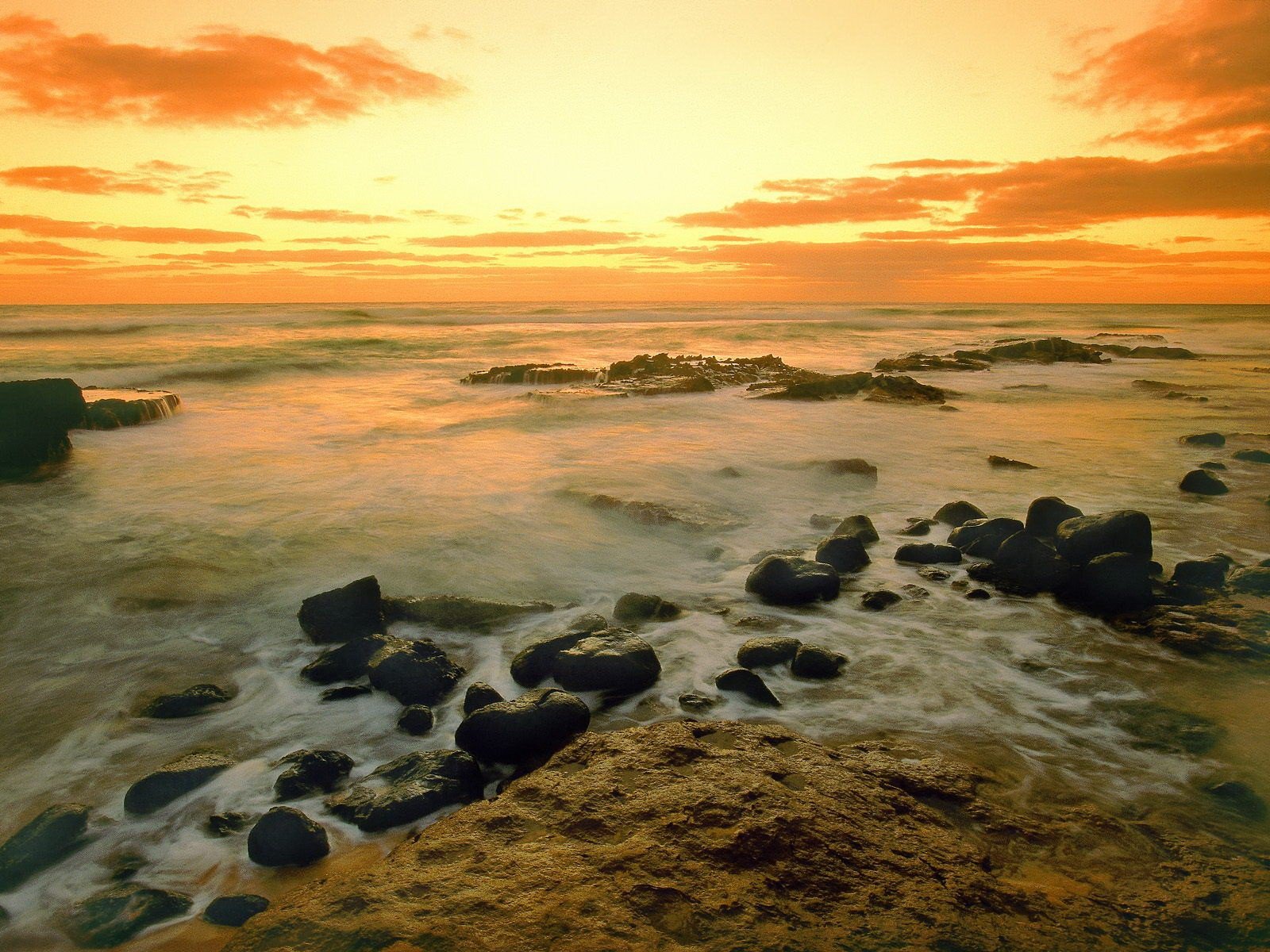 pierres côte mer eau nuages coucher de soleil